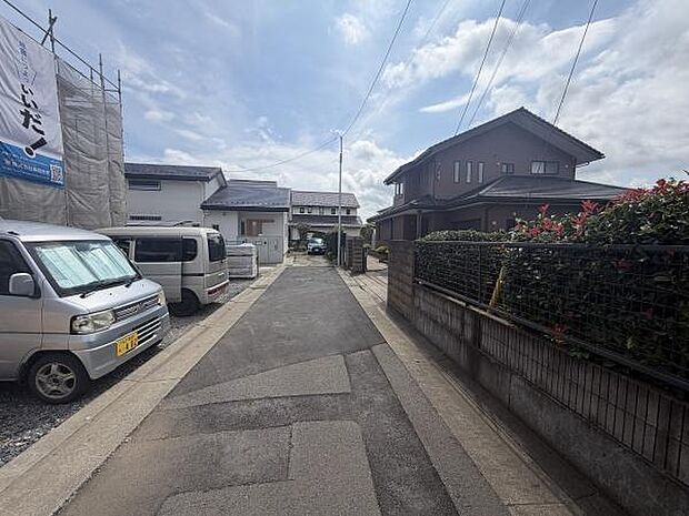 前面道路は幅員があり車両の通行もスムーズに行えます。現地は落ち着いた住宅街に位置しており周辺に戸建てが立ち並んでいます。道路や歩道の整備が行き届いており安心感のある環境です。