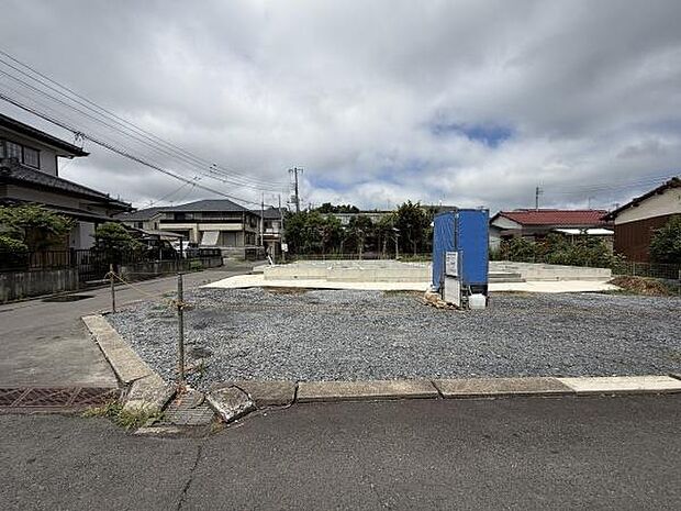 周囲は落ち着いた住宅が並び開放感のある敷地です。広々としたスペースが確保されており建築プランの幅が広がります。前面道路もゆったりとしており車の出入りもスムーズです。