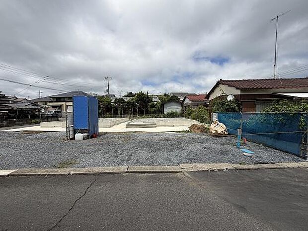 敷地が広く車両の出入りがしやすい前面道路に面しています。周辺は住宅が並び落ち着いた雰囲気が感じられます。整地済みの土地で今後の建築計画に活用しやすい状態です。敷地内に仮設トイレが設置されています。