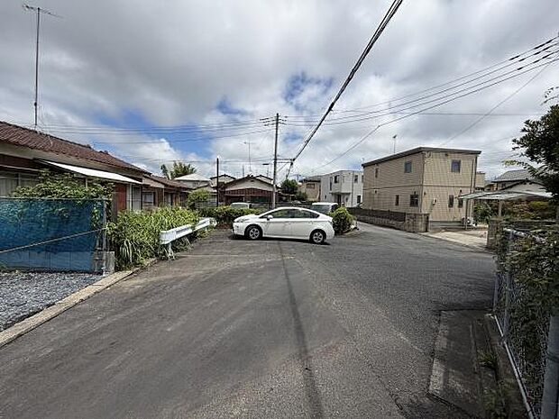 落ち着いた住宅街の一角に位置し車の通行もゆとりがある前面道路です。見通しのよい道幅で車の出し入れがしやすい環境が整っています。周囲は住宅が並び住環境の確認がしやすい現地写真となっています。