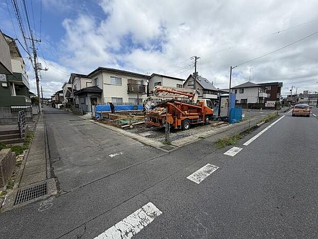 周辺には住宅が立ち並び落ち着いた住環境が広がっています。角地に位置し開放感のある立地が特徴です。前面道路が広く車の出し入れもスムーズに行えます。新築建築中のため今後の完成が楽しみな現場です。