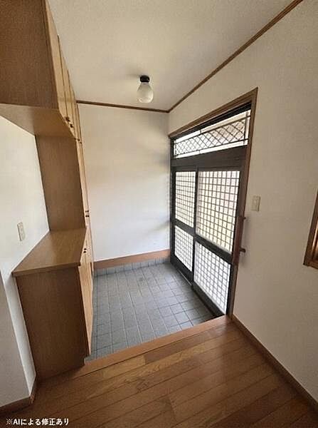 玄関は明るい光が差し込む落ち着いた空間です。段差があり動線に緩やかな変化が感じられます。室内との仕切りがガラス戸で開放感があります。
