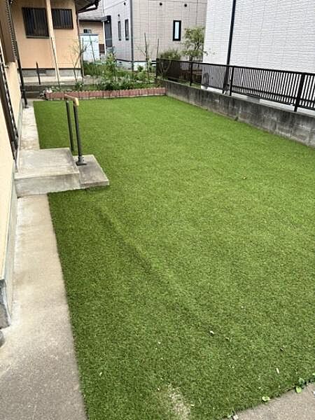 手入れのしやすい人工芝が敷かれておりメンテナンスも簡易的に行えます。広々としたスペースは活用方法が多様です。境界のフェンスでプライベート空間が確保されています