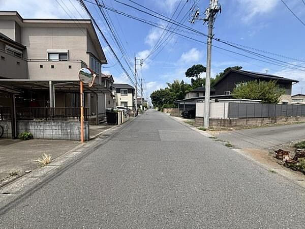 前面道路は幅員が広く車の運転や移動もスムーズに行えます。電柱や電線も整理されており歩行にも配慮された環境です。周辺には住宅が立ち並び落ち着いた雰囲気が感じられます。視界も良好で見通しの良い道路です。