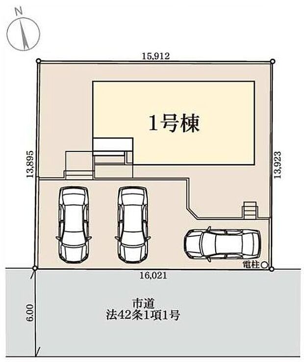 1号棟の区画図です。敷地にはゆとりがあり駐車スペースも複数台分確保されています。前面道路は広めで車の出し入れもスムーズに行えます。建物と敷地のバランスがとれた形状です。