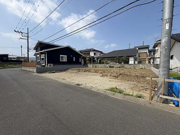 陽当たりが期待できる立地に位置しており開放感があります。道路に面しているためアクセスも良好です。周囲は住宅が建ち並び落ち着いた雰囲気です。整地済みで利用しやすい土地です。