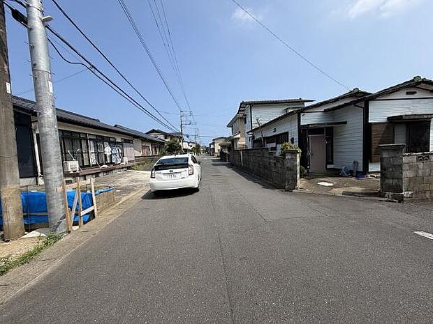 前面道路は車の通行がしやすい幅員があり安心してご利用いただけます。現地の周辺環境も落ち着いた雰囲気です。道路沿いに住宅が並び整然とした街並みが特徴です。電線や電柱の様子もご確認いただけます。