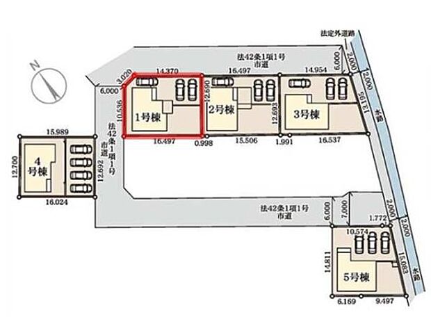 全体の区画配置がひと目で分かる図面です。それぞれの建物ごとの敷地面積と駐車スペースの位置関係が明確に示されています。道路との接道状況や各区画の間取り配置も一目で確認できます。