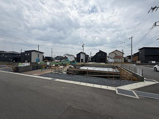 新しい住宅地で周辺も整備されており道路幅もゆとりがあります。角地で車の出し入れもスムーズに行えます。落ち着いた雰囲気の街並みに囲まれています。新築計画中の現場で今後の変化も楽しみです。