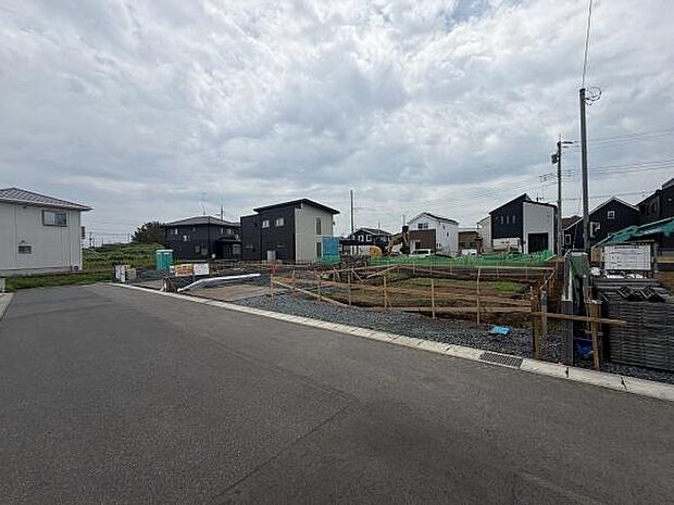 前面道路が広く車の通行に便利です。周辺は戸建て住宅が並び落ち着いた雰囲気です。角地に近い立地で開放感があります。日当たりにも配慮された区画です。建築条件の確認がしやすい現地状況です。