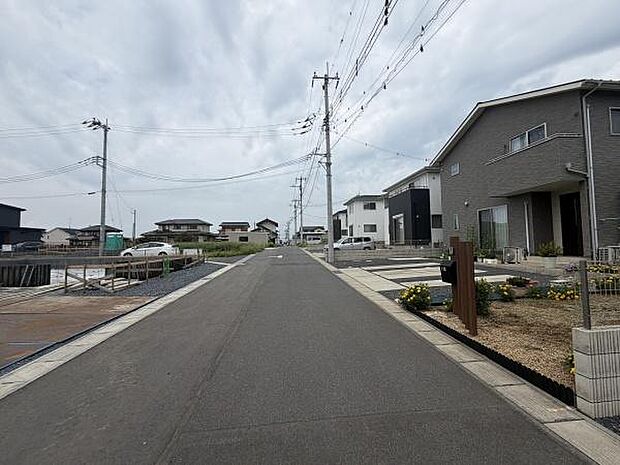 幅のある前面道路が広がり車の出入りもスムーズに行えます。住宅街が整然と並び閑静な環境が特徴です。電柱や配線も整備されており街並みに統一感があります。歩道も確保されており安心して生活できる印象です。