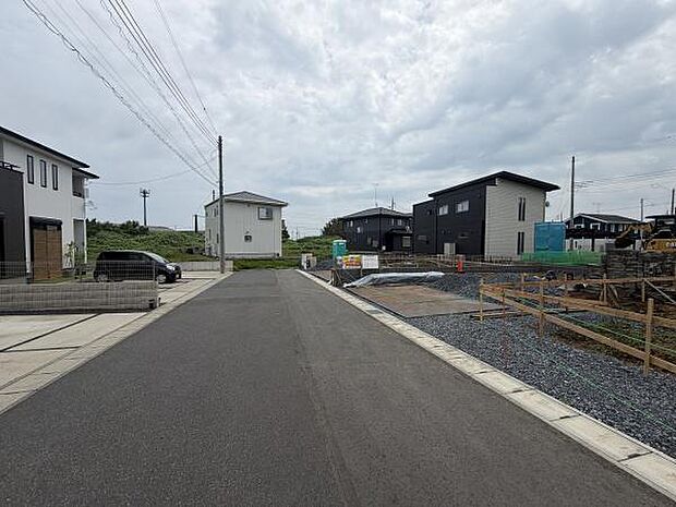 前面道路は幅員がしっかり確保されており車の出し入れもスムーズに行えます。周囲には新しい住宅が並び落ち着いた街並みが広がっています。舗装された道路が整備されているため快適に生活できます。