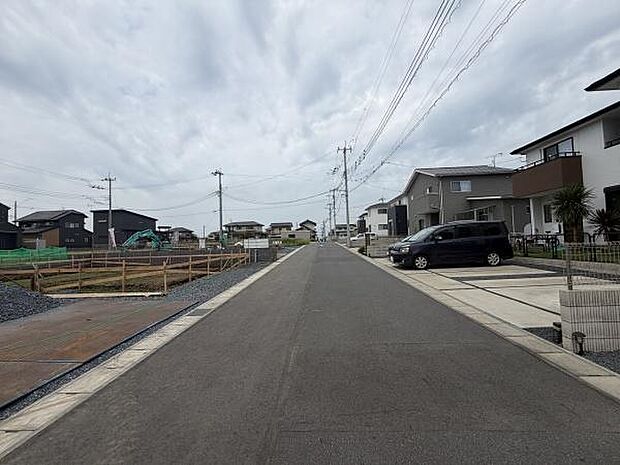 前面道路は幅が広く車の出入りがしやすい印象です。周辺には新しい住宅が建ち並んでおりすっきりとした街並みが広がっています。見通しの良い道路で周囲の環境も整っています。