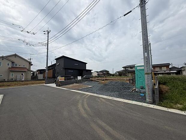 角地に位置し開放感のある区画です。周辺には住宅が立ち並び落ち着いた雰囲気が感じられます。整地済みのためすぐにご検討いただけます。道路に面しているので車の出入りもしやすい環境です。