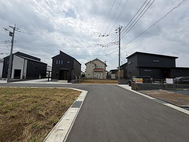 落ち着いた雰囲気の住宅街に位置しており前面道路も広く車両の出入りがしやすそうです。新しい街並みが整っていて周囲も清潔感があります。電柱や配線もしっかり整備されており安心感があります。