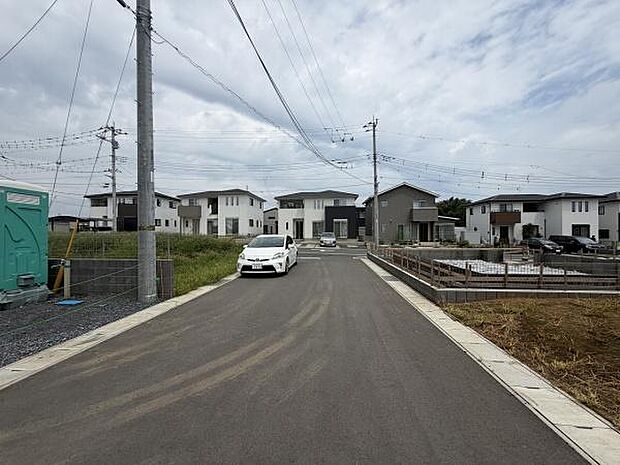 前面道路は広々としており車の出し入れがしやすい環境です。周辺には新しい住宅が建ち並んでおり清潔感があります。電柱や配線も整然としており整備された街並みが伺えます。