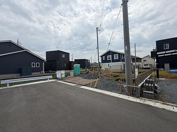 落ち着いた雰囲気の住宅街に位置する現地写真です。道路幅もゆったりしている印象で車の出入りもスムーズに行えそうです。周辺には新しい住宅が立ち並び街並みも整っています。