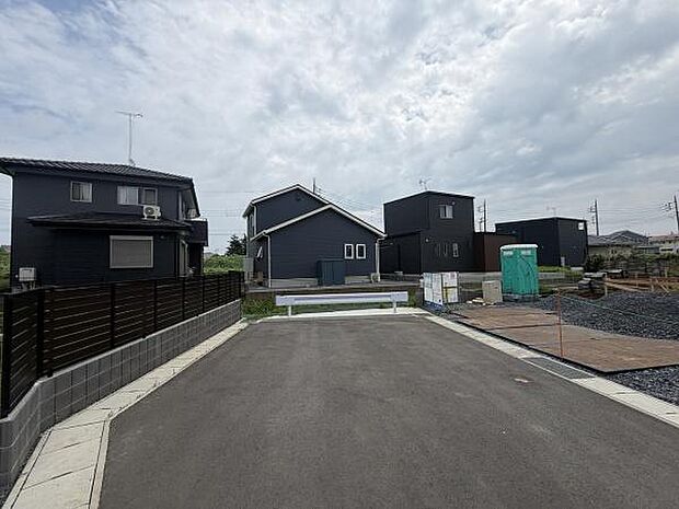 前面道路が広く直線的で車の出入りもスムーズに行えます。周囲は整った住宅が並びゆとりある街並みを感じられます。現地は整備されており工事の進捗も確認しやすい環境です。