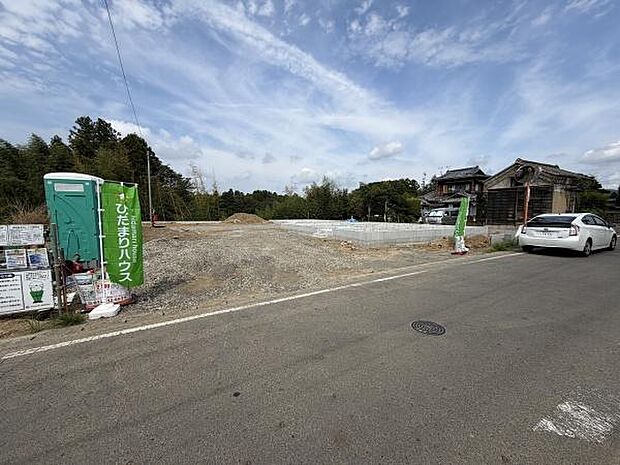 広々とした敷地が印象的な現地写真です。前面道路が整備されており車の出入りもスムーズに行えます。周囲には緑も多く静かな環境が広がっています。