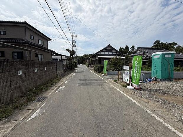 周辺は落ち着いた住宅街となっております。前面道路はゆとりのある幅員で車の出入りもスムーズです。敷地前は見通しがよく現地まで迷わずアクセスできます。静かな環境を求める方にもおすすめのロケーションです。