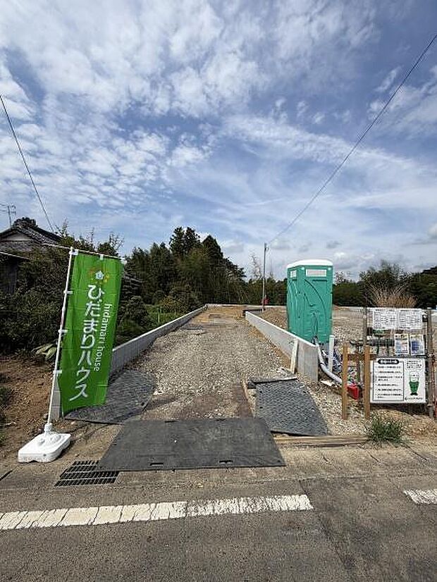 前面道路がしっかり舗装されており現地までのアクセスもスムーズです。敷地は広々とした印象で開放感があります。周辺には緑も多く落ち着いた雰囲気を感じられます。現地の状況が一目でわかる写真です。