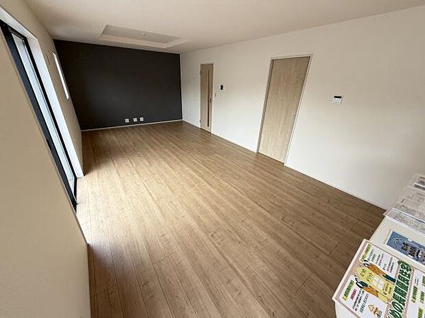 広々としたリビングはナチュラルな木目調フローリングが特徴です。明るい光が差し込みすっきりとしたデザインが魅力となっています。収納や動線も考慮されたシンプルな空間です。