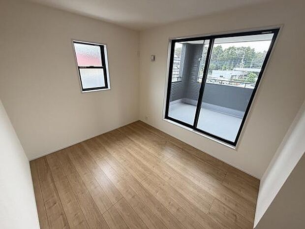 明るい日差しが差し込む子供部屋です。シンプルな内装でインテリアも楽しめます。バルコニーへの出入りも便利です。二面採光で通風も良好です。