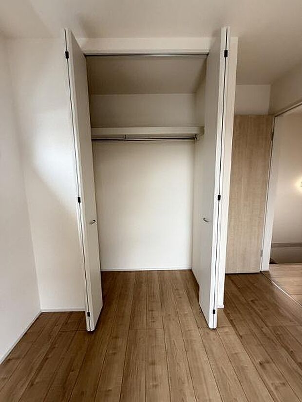 シンプルなデザインの収納スペースはお部屋全体をすっきりと見せるのに役立ちます。両開きの扉で使いやすさを感じられます。クローゼット内にはハンガーポールが備わっており整理整頓もしやすい構造です。