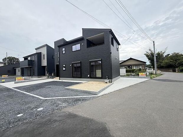 敷地内にはゆとりのある駐車スペースが確保されています。停めやすいレイアウトで日々の出入りにも便利です。道路からのアクセスもスムーズな設計となっています。区画が明確で車の誘導もしやすい駐車場です。