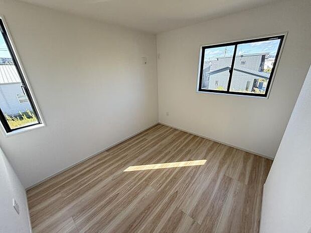 二面採光が確保され明るい雰囲気の子供部屋です。ナチュラルなフローリングで空間がすっきりしています。シンプルな内装でアレンジしやすい点も特徴です。心地よい空間づくりが可能です。