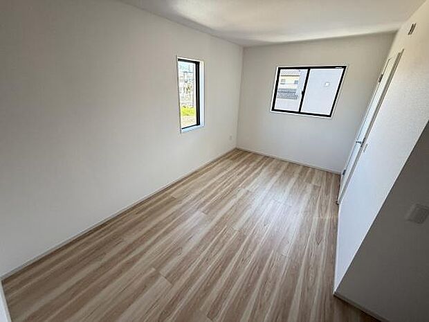 明るい日差しが差し込む洋室です。ナチュラルなフローリングが空間を広く見せます。白を基調とした内装でどんな家具にも合わせやすい雰囲気です。2つの窓があり通風も良好です。