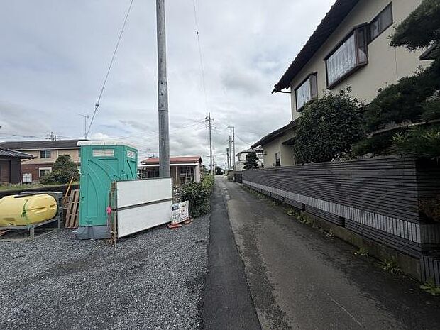現地前面道路は住宅街の中に位置しており道幅が確保されています。周辺には落ち着いた住環境が広がっています。前面道路は舗装されていてアクセスも便利です。