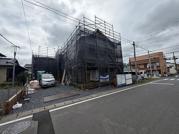 建築中の物件で近代的な足場が設置されています。敷地には駐車スペースも確保されています。主要道路に面しているためアクセスも良好です。周辺には他の住宅や建物が立ち並び便利な立地です。