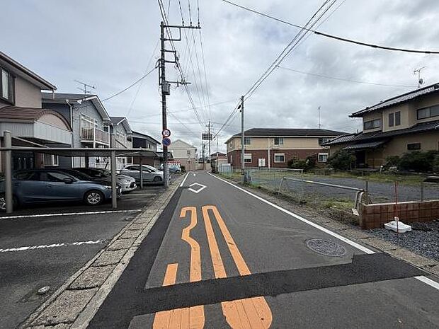 前面道路は見通しが良くすっきりとした印象です。車通りが少なく落ち着いた雰囲気が感じられます。周囲には戸建て住宅が並びゆったりとした区画が広がっています。道路幅も十分で車の出入りもしやすいです。