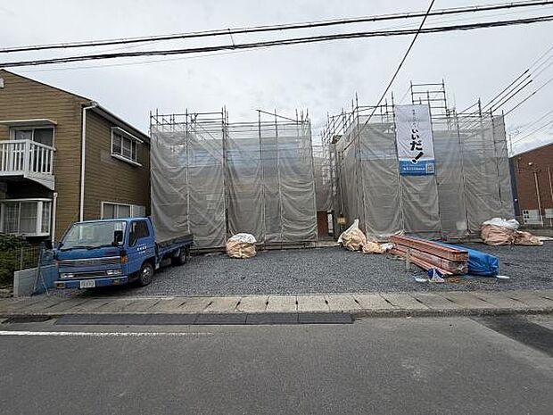 建築中の物件ならではの新しさを感じられます。前面には車両の駐車スペースも確保されています。周辺は落ち着いた雰囲気の住宅街です。建設の様子がご確認いただけます。完成後の姿が楽しみな現場です。