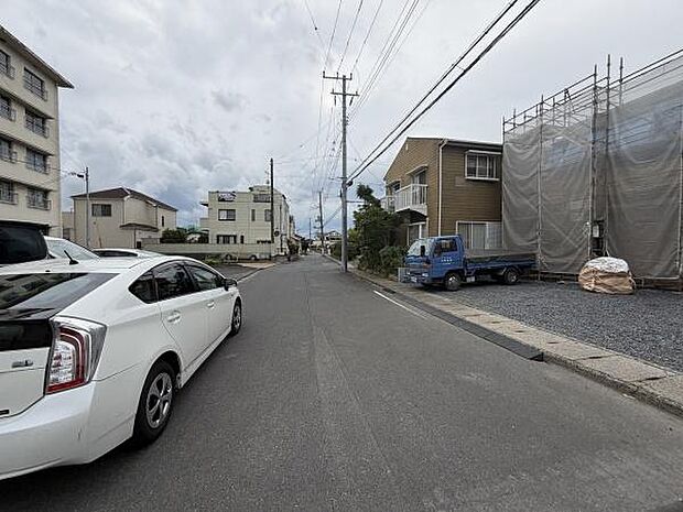 周辺には住宅やアパートが並ぶ前面道路で落ち着いた雰囲気が感じられます。道路幅も確保されており車の出入りもスムーズです。街並みも整っており生活に便利な環境です。