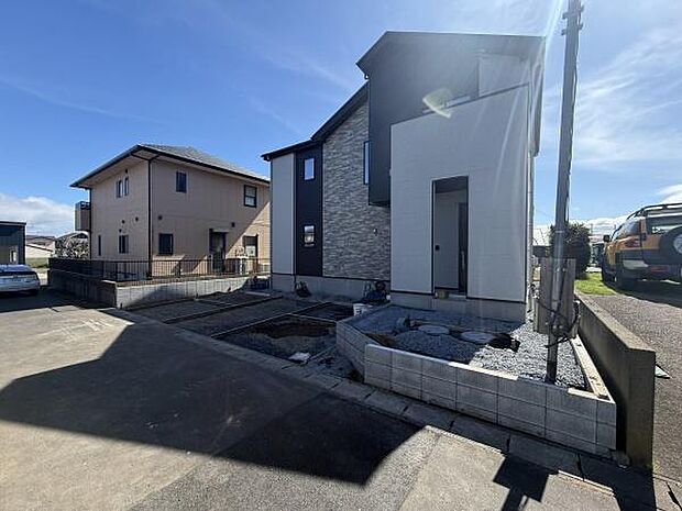 洗練された外観デザインが印象的な住宅です。直線的なラインとシンプルな配色が現代的な雰囲気を演出しています。広々とした前面スペースも魅力のひとつです。
