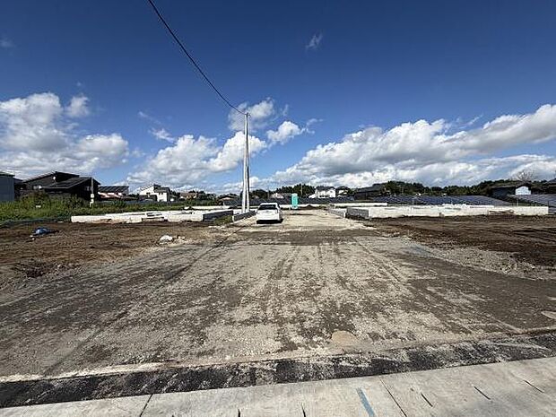現地は広々とした敷地で開放感が漂っています。前面道路がゆったりと確保されており車両の出入りもスムーズです。周辺は自然を感じられる環境で遠くまで見渡せる視界が印象的です。