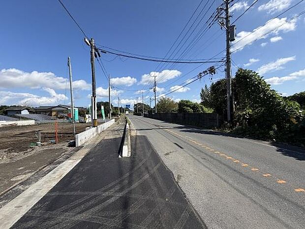 前面道路は幅員があり車の出入りもしやすい環境です。周囲は開放感があり空まで広がる眺めが特徴的です。電柱や電線も整然としており整備された街並みが感じられます。歩道スペースもしっかり確保されています。