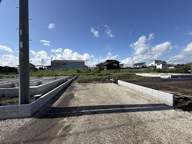 開放感のある空が広がる区画です。整地された敷地がしっかりと確保されています。周囲には住宅が並び落ち着いた雰囲気を感じられます。道路にも面しておりアクセスにも便利です。