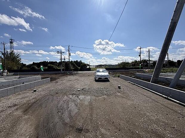 現地の様子がしっかりと確認でき開放感を感じられる前面道路です。車両の出入りもしやすい幅員となっています。周辺も見通しの良い環境となっています。建築計画の参考にしやすい現地写真です。