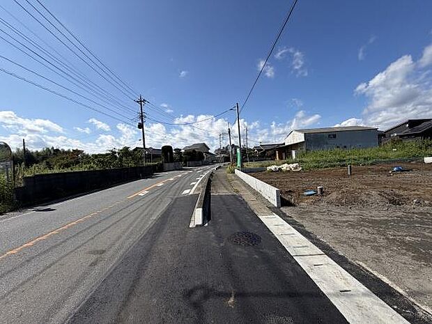 前面道路は見通しが良く車の通行もスムーズに行えます。周辺は開放感があり住宅地としても利用しやすい環境です。現地は建築が進んでおりすっきりと整備された印象です。空の広がりが感じられる立地です。