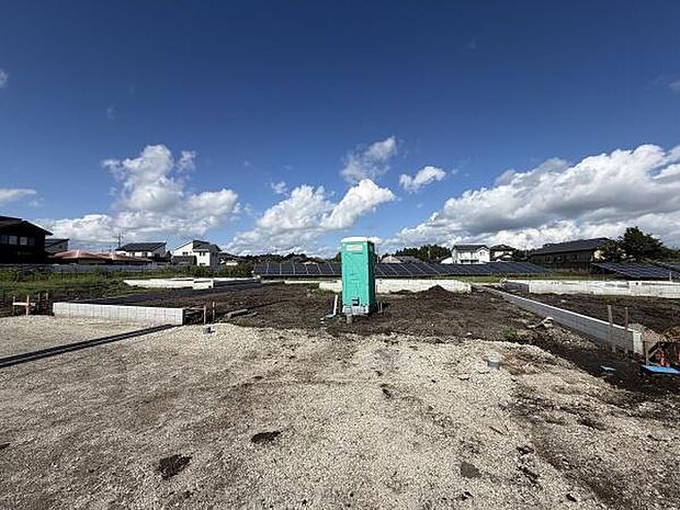 広々とした土地で陽当たりのよい開放的な雰囲気が広がっています。周囲には住宅が点在しており閑静なエリアです。整備の進んだ分譲地で建築計画も立てやすい環境です。遠くまで見渡せる眺望が魅力となっています。