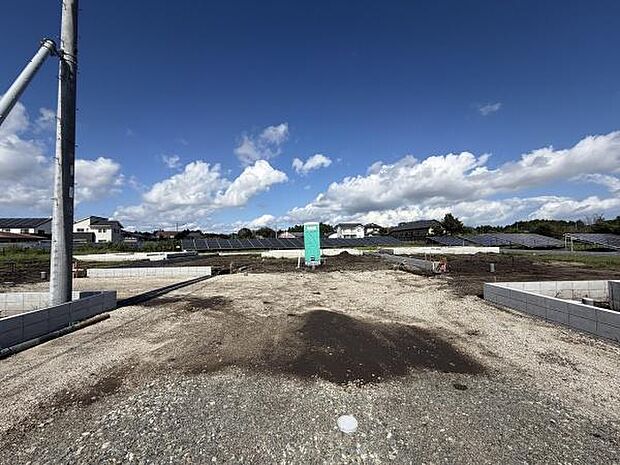 開放感のある現地写真が広がっています。青空が綺麗に映え周囲には住宅や自然が広がっています。前面道路の様子も確認でき各区画のゆとりが感じられます。整理された地形で将来を想像しやすい現地写真です。