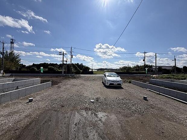 現地はゆとりある敷地で開放感が感じられます。周囲には電柱や電線も整っておりインフラ面も安心できます。道路は幅広く車の出入りもスムーズです。日当たりも良好で空が広く見渡せます。