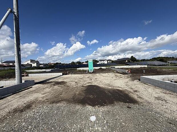 広々とした現地写真で開放感があります。前面道路もゆったりと確保されており車の出入りにも配慮されています。周囲には住宅が点在し落ち着いた雰囲気が感じられます。天候も良く日当たりが期待できます。