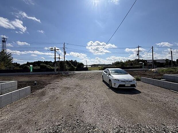前面道路までしっかりとしたアクセスが確保されており車の出入りもスムーズに行えます。敷地内はゆとりあるスペースで駐車も安心です。周囲は開放感があり日当たりも良好です。