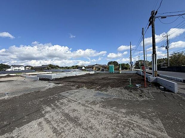 広々とした土地が広がり明るい空の下で開放的な印象を受けます。道路やインフラ設備の整備も進んでおります。周囲には住宅も見られ落ち着いた雰囲気が感じられます。日当たりにも期待できそうです。