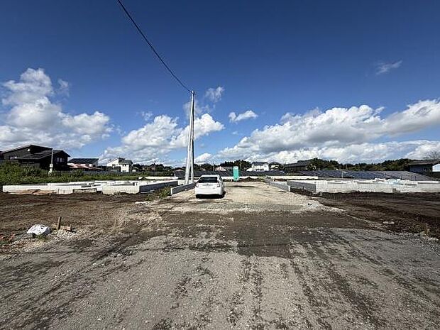 現地写真からゆったりとした敷地の広さが感じられます。周囲は開放感のある空模様が広がっております。前面道路も整備されており車の出入りがしやすい環境です。これからの造成が期待できる区画です。