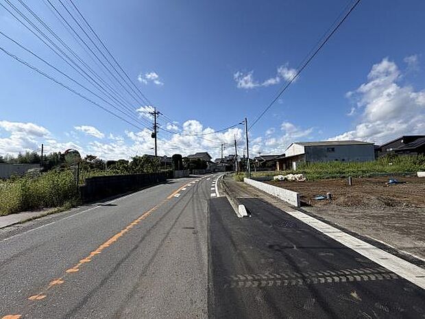 前面道路は広く車の出入りがしやすい印象です。周囲は開放感のある景色が広がっています。現地は日当たりも良好で見通しの良い立地です。周辺には自然も感じられる環境となっています。
